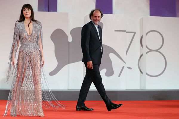 Nữ diễn viên Mỹ Dakota Johnson và đạo diễn Ý Luca Guadagnino tại Liên hoan phim quốc tế Venice lần thứ 78 - Sputnik Việt Nam