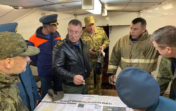 Bộ trưởng Tình trạng khẩn cấp Liên Bang Nga Yevgeny Zinichev (giữa) tổ chức cuộc họp tại khu vực tai nạn ở vùng Ryazan sau vụ nổ kho đạn - Sputnik Việt Nam
