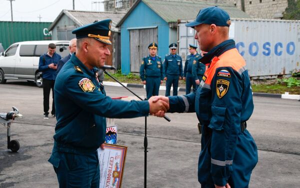 Yevgeny Zinichev trong lễ trao giải cho lực lượng cứu hộ trên đảo Kunashir - Sputnik Việt Nam