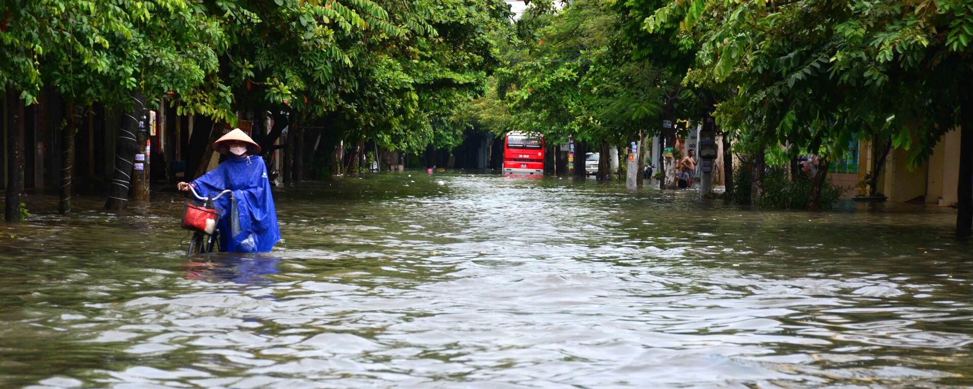 Mưa lớn khiến phố Máy Tơ, thành phố Nam Định bị ngập sâu trong nước, các phương tiện di chuyển khó khăn - Sputnik Việt Nam, 1920, 16.10.2021