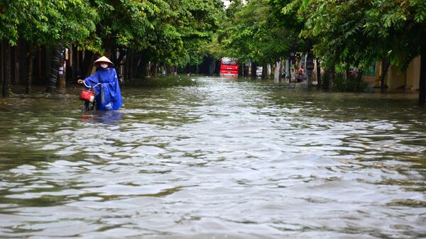 Mưa lớn khiến phố Máy Tơ, thành phố Nam Định bị ngập sâu trong nước, các phương tiện di chuyển khó khăn - Sputnik Việt Nam