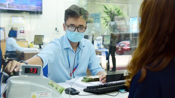 Khách hàng giao dịch tại ngân hàng - Sputnik Việt Nam