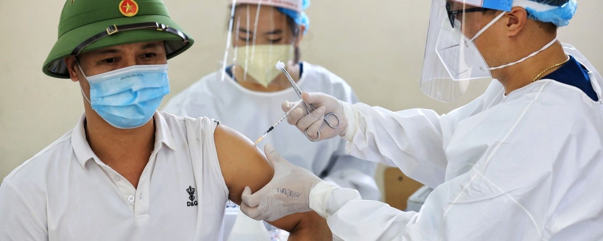 Nhân viên y tế tỉnh Bắc Giang tiến hành tiêm vaccine phòng COVID-19 cho người dân quận Long Biên - Sputnik Việt Nam, 1920, 09.09.2021