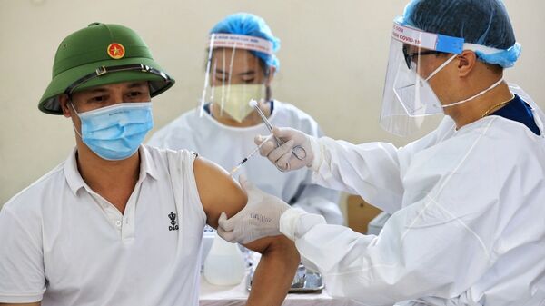 Nhân viên y tế tỉnh Bắc Giang tiến hành tiêm vaccine phòng COVID-19 cho người dân quận Long Biên - Sputnik Việt Nam