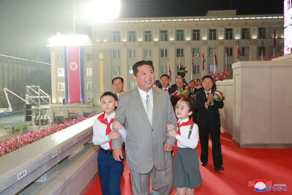 Nhà lãnh đạo Triều Tiên Kim Jong-un tại lễ duyệt binh kỷ niệm 73 năm ngày thành lập nước cộng hòa tại Quảng trường Kim Nhật Thành ở Bình Nhưỡng, CHDCND Triều Tiên  - Sputnik Việt Nam
