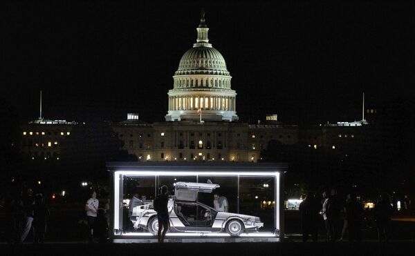 Chiếc xe DeLorean DMC-12 trong bộ phim Back to the Future được trưng bày tại Washington, Mỹ  - Sputnik Việt Nam