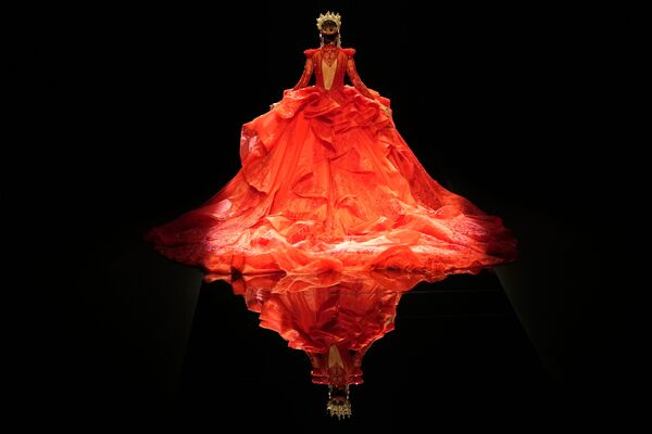 Người mẫu trình diễn chiếc váy từ bộ sưu tập William Zhang của nhà thiết kế Hongwei Zhang trong Tuần lễ thời trang Trung Quốc - Sputnik Việt Nam