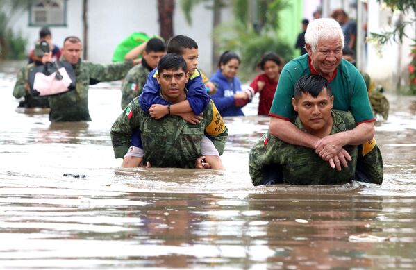 Giải cứu người dân khỏi những ngôi nhà ngập lụt sau trận mưa lớn ở Tlaquepaque, bang Jalisco, Mexico - Sputnik Việt Nam