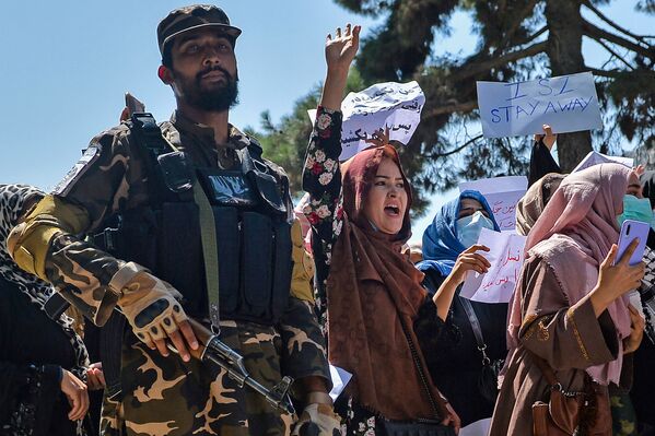 Phụ nữ Afghanistan hô khẩu hiệu bên cạnh chiến binh Taliban trong cuộc biểu tình chống Pakistan bên ngoài đại sứ quán Pakistan ở Kabul  - Sputnik Việt Nam