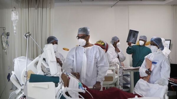 Bác sĩ thăm khám bệnh nhân trong phòng chăm sóc đặc biệt của một bệnh viện ở Mumbai, Ấn Độ - Sputnik Việt Nam