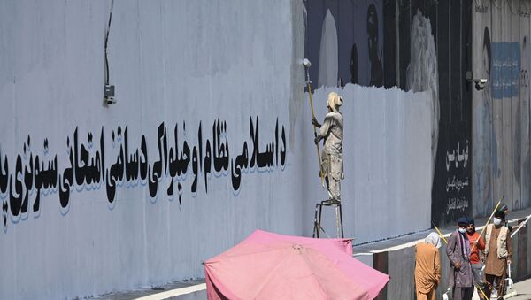 Một người Afghanistan đang phủ sơn để xóa tác phẩm của nhóm sáng tạo người Afghanistan ArtLords - Sputnik Việt Nam