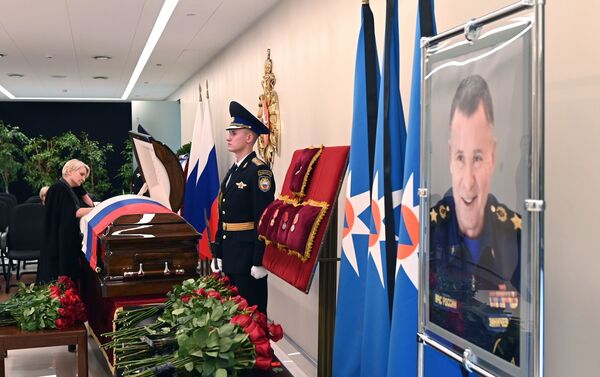 Lễ viếng người đứng đầu Bộ các tình trạng khẩn cấp của Liên bang Nga Yevgeny Zinichev - Sputnik Việt Nam