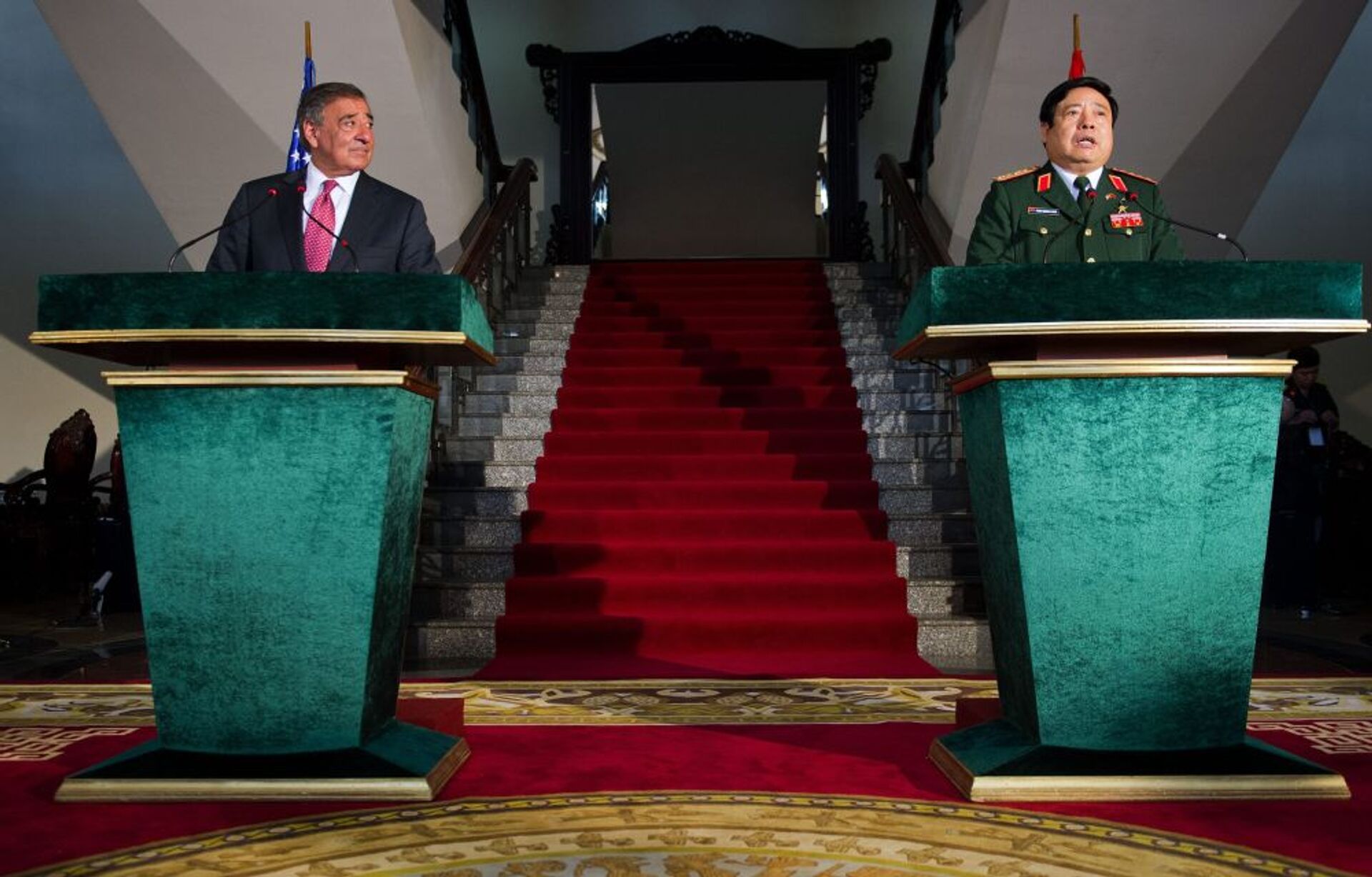 Bộ trưởng Quốc phòng Hoa Kỳ thứ 23 Leon Panetta và Bộ trưởng Bộ Quốc phòng Việt Nam Phùng Quang Thanh, năm 2012 - Sputnik Việt Nam, 1920, 05.10.2021