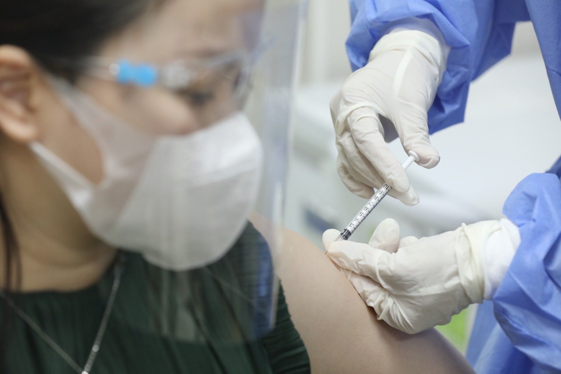 Nhân viên y tế tiêm vaccine phòng COVID-19 cho sản phụ tại điểm tiêm chủng Bệnh viện Phụ sản Hà Nội ngày 11/9/2021 - Sputnik Việt Nam, 1920, 26.10.2021