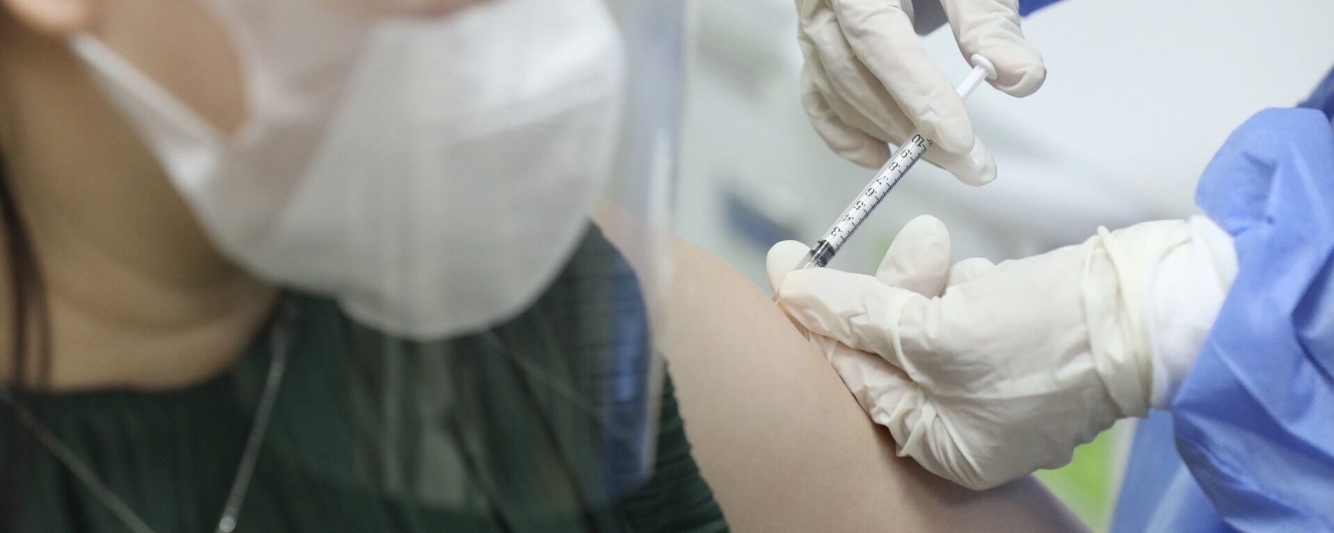 Nhân viên y tế tiêm vaccine phòng COVID-19 cho sản phụ tại điểm tiêm chủng Bệnh viện Phụ sản Hà Nội ngày 11/9/2021 - Sputnik Việt Nam, 1920, 11.09.2021