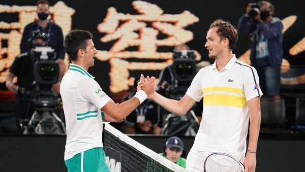 Các tay vợt Novak Djokovic và Daniil Medvedev sau trận chung kết giải quần vợt Australia Open 2021 - Sputnik Việt Nam