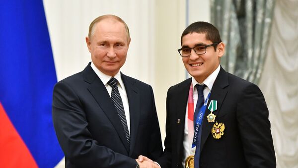 Tổng thống Nga Vladimir Putin và nhà vô địch Olympic Tokyo Albert Batyrgaziev - Sputnik Việt Nam