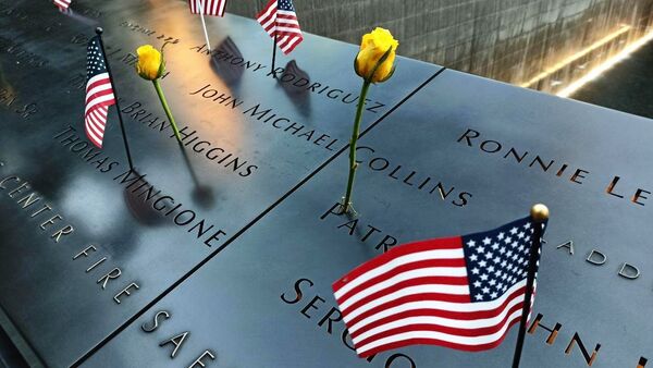 Sự kiện tưởng niệm 20 năm vụ tấn công khủng bố ngày 11 tháng 9 năm 2001 ở New York, cạnh Đài tưởng niệm và Bảo tàng - Sputnik Việt Nam