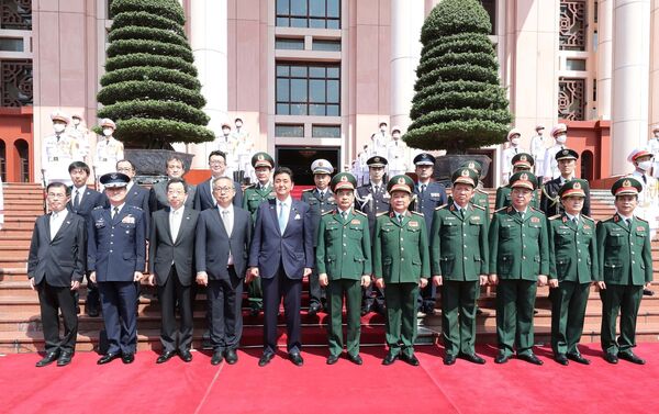 Bộ trưởng Quốc phòng Phan Văn Giang, Bộ trưởng Quốc phòng Nhật Bản Kishi Nobuo và quan chức quốc phòng hai nước. - Sputnik Việt Nam