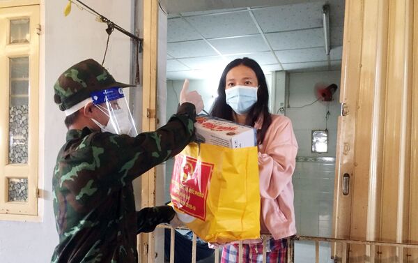 Những gói quà của Bộ Quốc phòng được cán bộ, chiến sỹ lực lượng vũ trang Thành phố trao tận tay người dân gặp khó khăn do dịch COVID-19 tại Quận 8, Thành phố Hồ Chí Minh - Sputnik Việt Nam