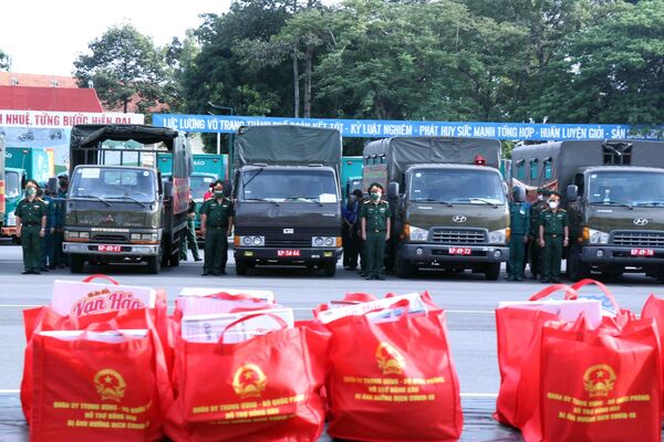 Lực lượng xe vận chuyển đến quà của Bộ Quốc phòng đến thành phố Thủ Đức và các quận, huyện. - Sputnik Việt Nam