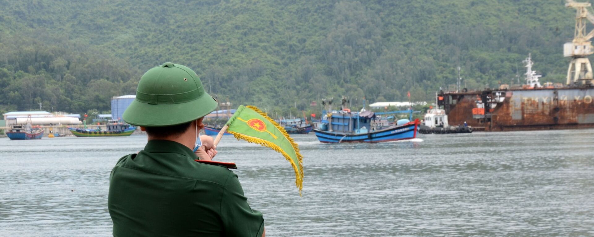 Bộ đội Biên phòng đồn Sơn Trà chỉ dẫn cho tàu thuyền vào neo đậu an toàn trong Âu thuyền Thọ Quang - Sputnik Việt Nam, 1920, 02.11.2021