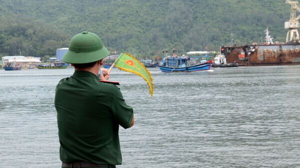 Bộ đội Biên phòng đồn Sơn Trà chỉ dẫn cho tàu thuyền vào neo đậu an toàn trong Âu thuyền Thọ Quang - Sputnik Việt Nam