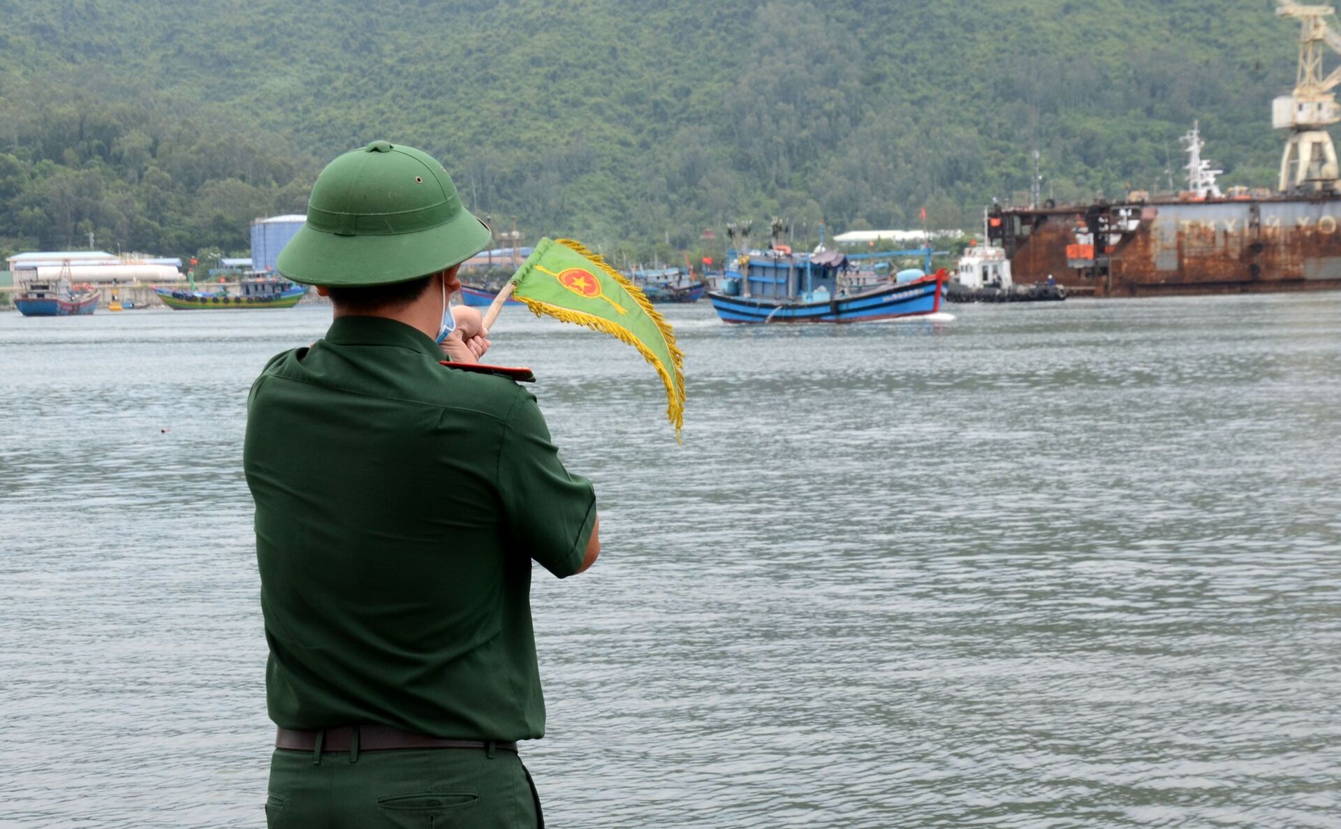 Bộ đội Biên phòng đồn Sơn Trà chỉ dẫn cho tàu thuyền vào neo đậu an toàn trong Âu thuyền Thọ Quang - Sputnik Việt Nam, 1920, 05.10.2021
