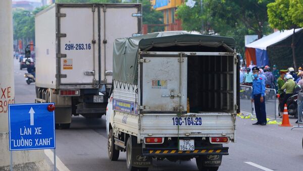 Xe tải đi qua chốt kiểm dịch - Sputnik Việt Nam