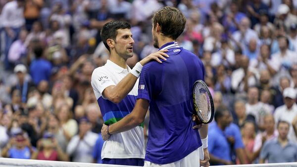 Tay vợt Novak Djokovic chúc mừng vận động viên Daniil Medvedev sau khi thua trận chung kết Giải Mỹ mở rộng (US Open) - Sputnik Việt Nam