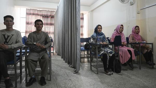 Sinh viên trong lớp học có rèm ngăn cách nam nữ tại một trường đại học tư thục ở Kabul - Sputnik Việt Nam