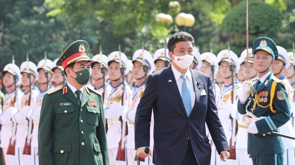 Đại tướng, Bộ trưởng Quốc phòng Phan Văn Giang và Bộ trưởng Quốc phòng Nhật Bản Kishi Nobuo duyệt đội Danh dự QĐND Việt Nam tại lễ đón - Sputnik Việt Nam