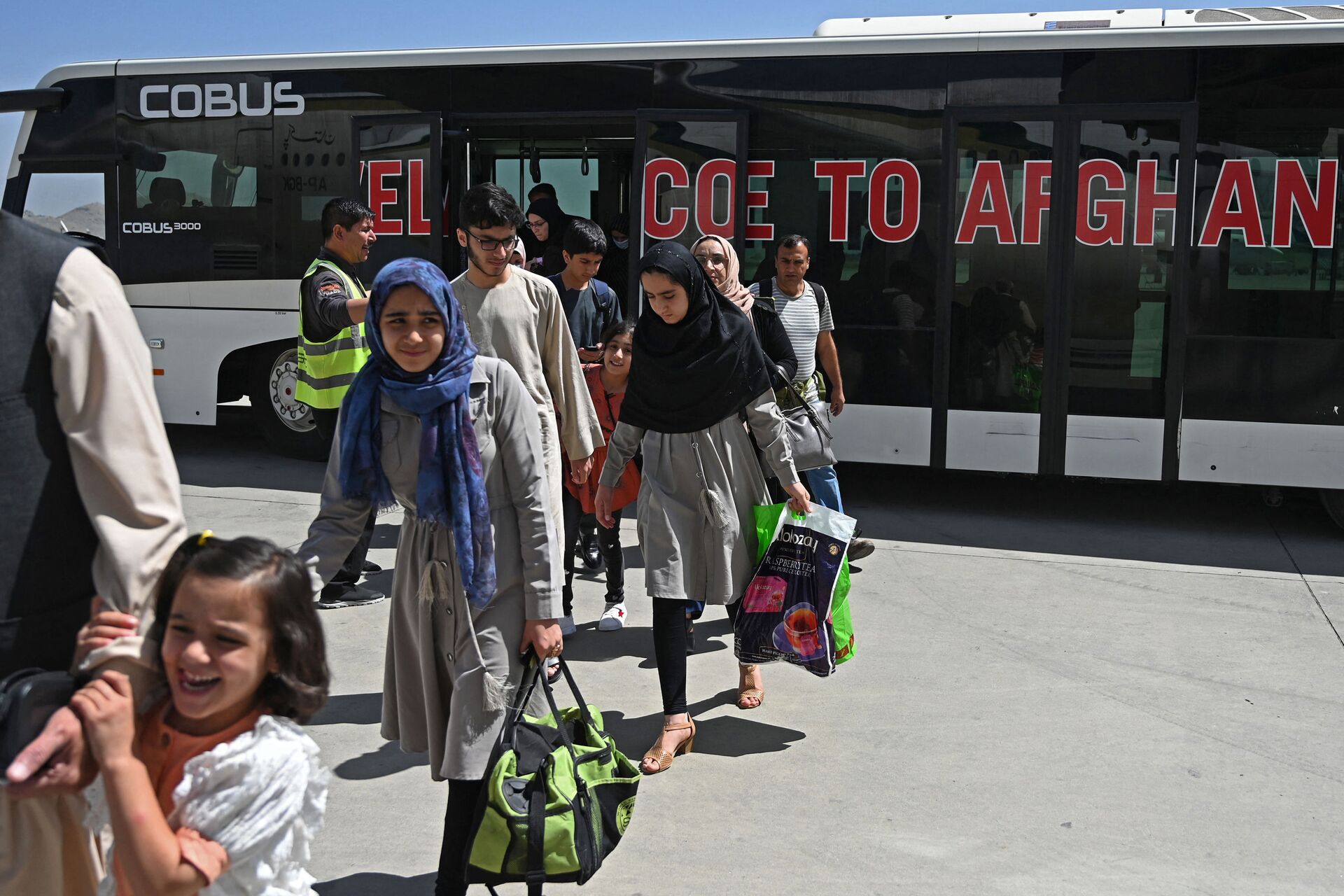 Hành khách trên chuyến bay thương mại đầu tiên tại sân bay Kabul kể từ khi Taliban* lên nắm quyền ở Afghanistan - Sputnik Việt Nam, 1920, 05.10.2021