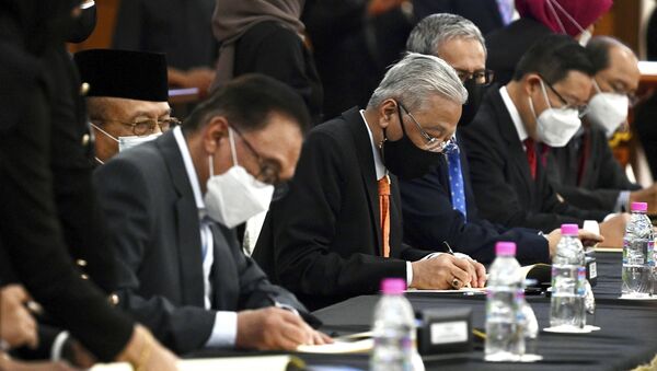 Thủ tướng Malaysia Ismail Sabri Yaakob và lãnh đạo đối lập Anwar Ibrahim trong lễ ký biên bản ghi nhớ về hợp tác liên đảng và liên phe phái - Sputnik Việt Nam