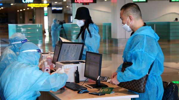Hành khách làm thủ tục nhập cảnh tại sân bay quốc tế Vân Đồn - Sputnik Việt Nam