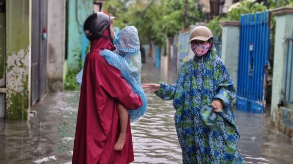 Do ảnh hưởng của bão số 5, mưa to kéo dài trên địa bàn Đà Nẵng khiến nhiều khu vực dân cư, tuyến đường bị ngập úng ảnh hưởng đến việc đi lại, sinh hoạt của người dân - Sputnik Việt Nam