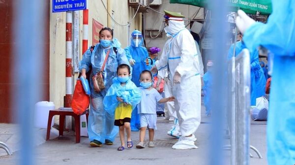 Trẻ em theo gia đình di chuyển đến khu cách ly. - Sputnik Việt Nam