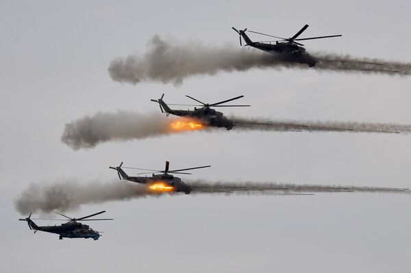 Trực thăng tấn công Mi-24 trong giai đoạn chính của cuộc tập trận Zapad-2021 tại thao trường Mulino, tỉnh Nizhny Novgorod - Sputnik Việt Nam