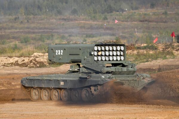 Hệ thống súng phun lửa hạng nặng TOS-1A Solntsepek trong tập trận Zapad-2021 - Sputnik Việt Nam