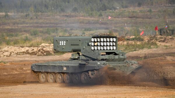 Hệ thống súng phun lửa hạng nặng TOS-1A Solntsepek trong tập trận Zapad-2021 - Sputnik Việt Nam