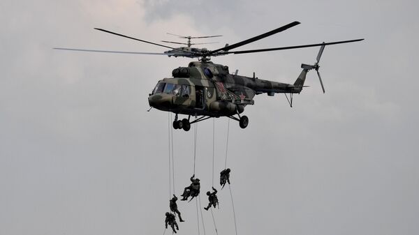 Quân nhân hạ cánh từ trực thăng Mi-8 trong giai đoạn chính của cuộc tập trận Zapad-2021 - Sputnik Việt Nam