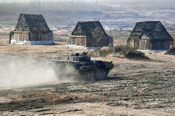 Xe chiến đấu bộ binh BMP-2 của Nga tại cuộc tập trận chiến lược chung Zapad-2021 - Sputnik Việt Nam