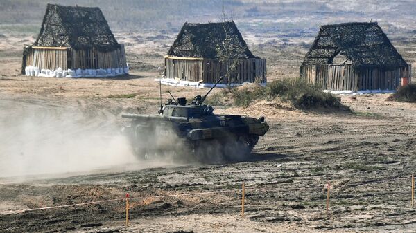 Xe chiến đấu bộ binh BMP-2 của Nga tại cuộc tập trận chiến lược chung Zapad-2021 - Sputnik Việt Nam