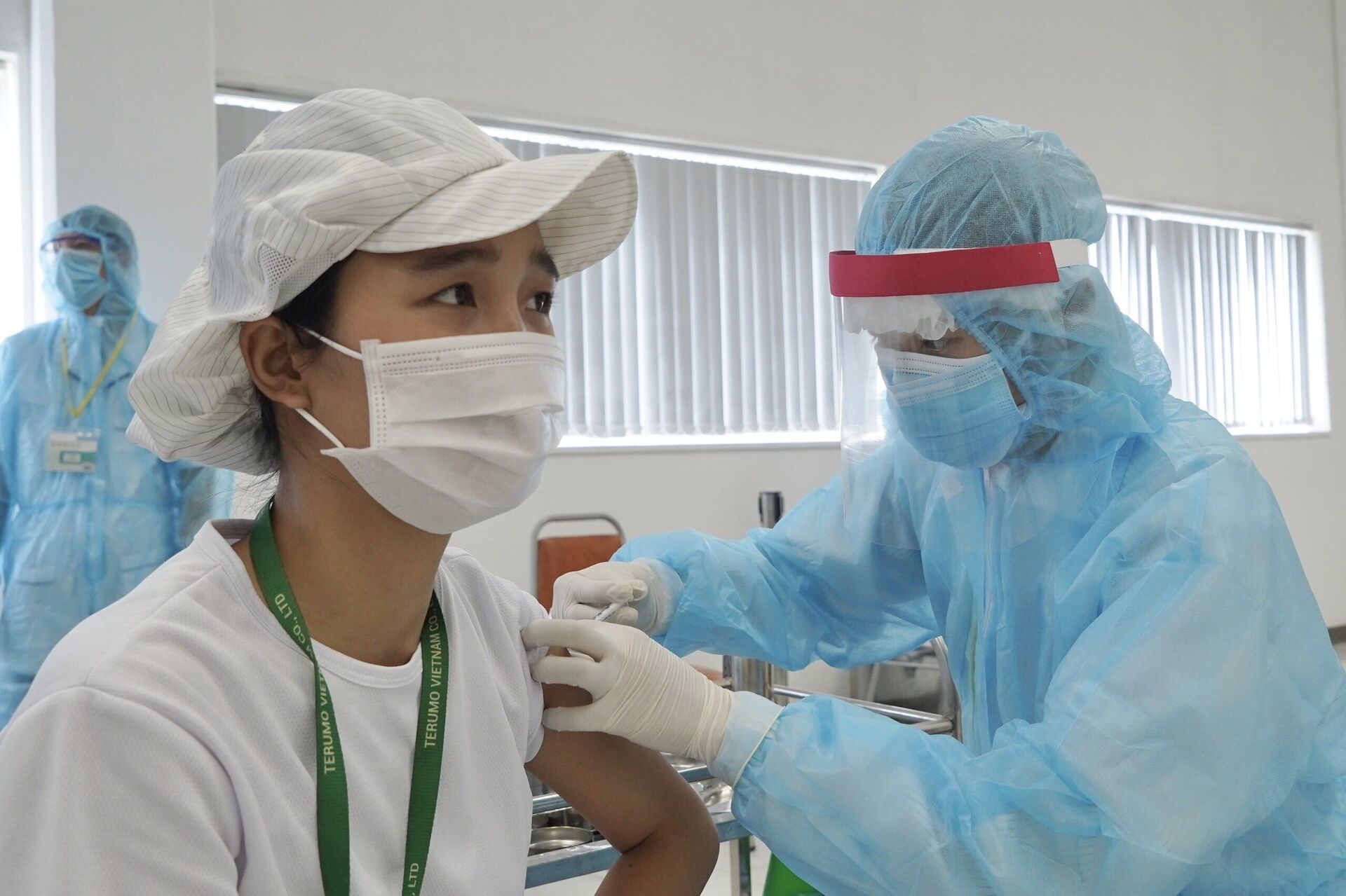 Nhân viên y tế tiêm vaccine phòng COVID-19 cho công nhân, người lao động tại khu công nghiệp Quang Minh ngày 10/9/2021 - Sputnik Việt Nam, 1920, 05.10.2021