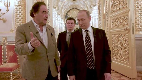 Đạo diễn điện ảnh Mỹ Oliver Stone và Tổng thống Nga Vladimir Putin trong một cuộc phỏng vấn - Sputnik Việt Nam