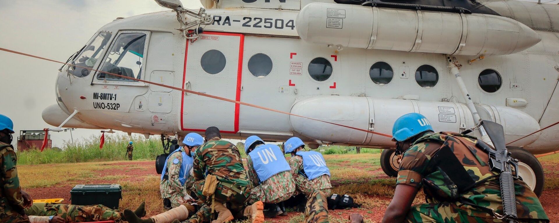 Diễn tập vận chuyển cấp cứu bằng đường không trên thực địa (CASEVAC) của BVDC 2.3 tại sân bay trực thăng Helipad, Bentiu, Nam Sudan - Sputnik Việt Nam, 1920, 18.01.2022