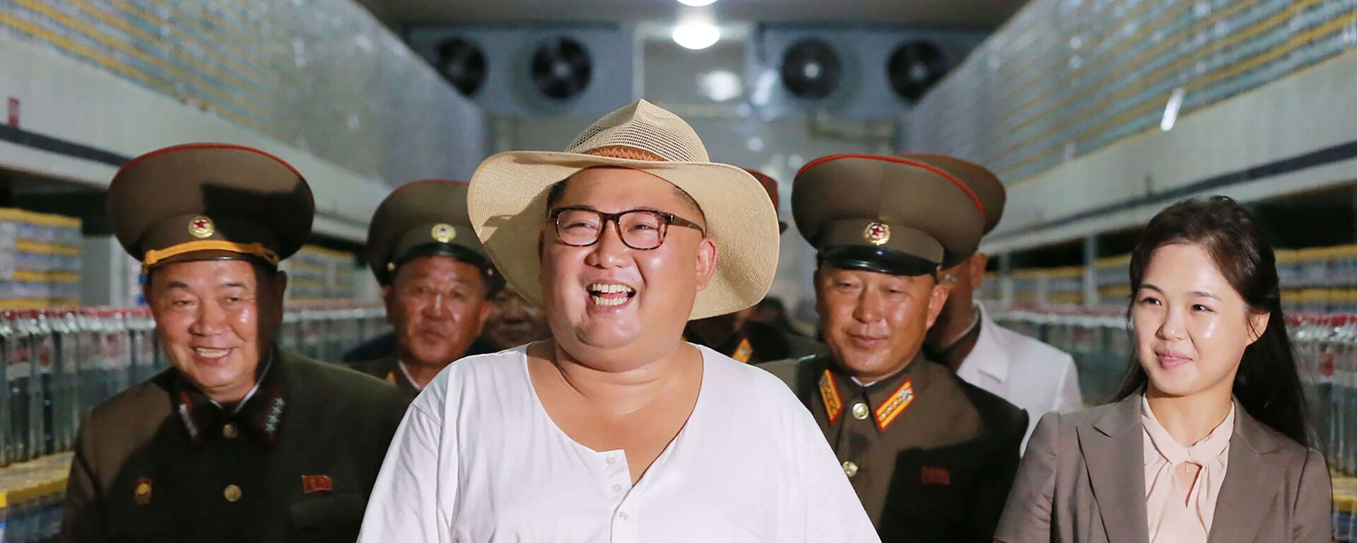 Chủ tịch Kim Jong-un kiểm tra nhà máy ở Kumsanpho, Bắc Triều Tiên - Sputnik Việt Nam, 1920, 16.09.2021