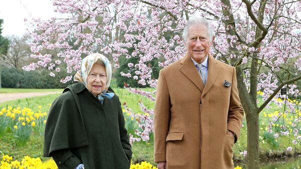 Nữ hoàng Vương quốc Anh Elizabeth II và Thái tử Charles tại Windsor, Anh - Sputnik Việt Nam