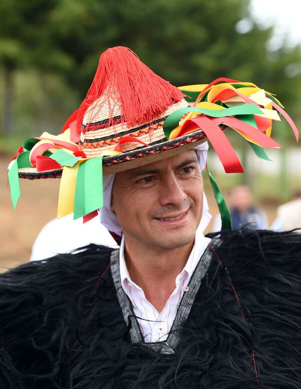 Tổng thống Enrique Pena Nieto mặc trang phục truyền thống của dân tộc Tsotsil trong lễ kỷ niệm ở Chiapas, Mexico - Sputnik Việt Nam