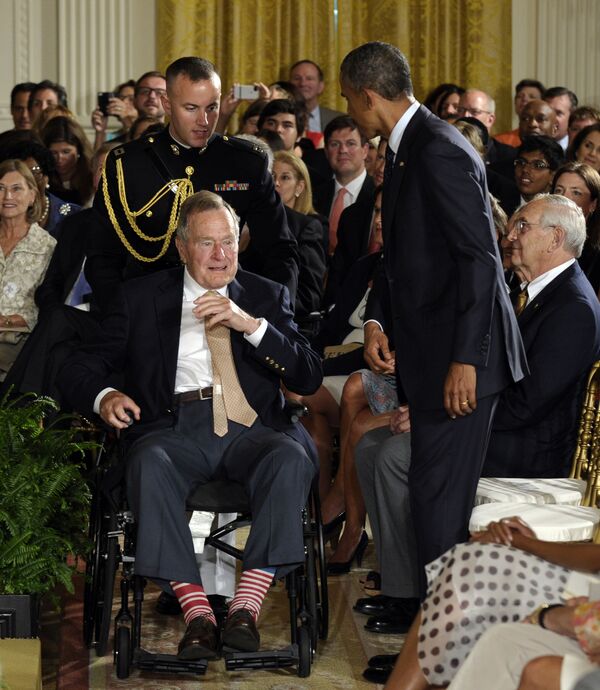 Cựu Tổng thống George H. W. Bush đi tất đỏ-trắng tại Sảnh Đông của Nhà Trắng, Washington - Sputnik Việt Nam